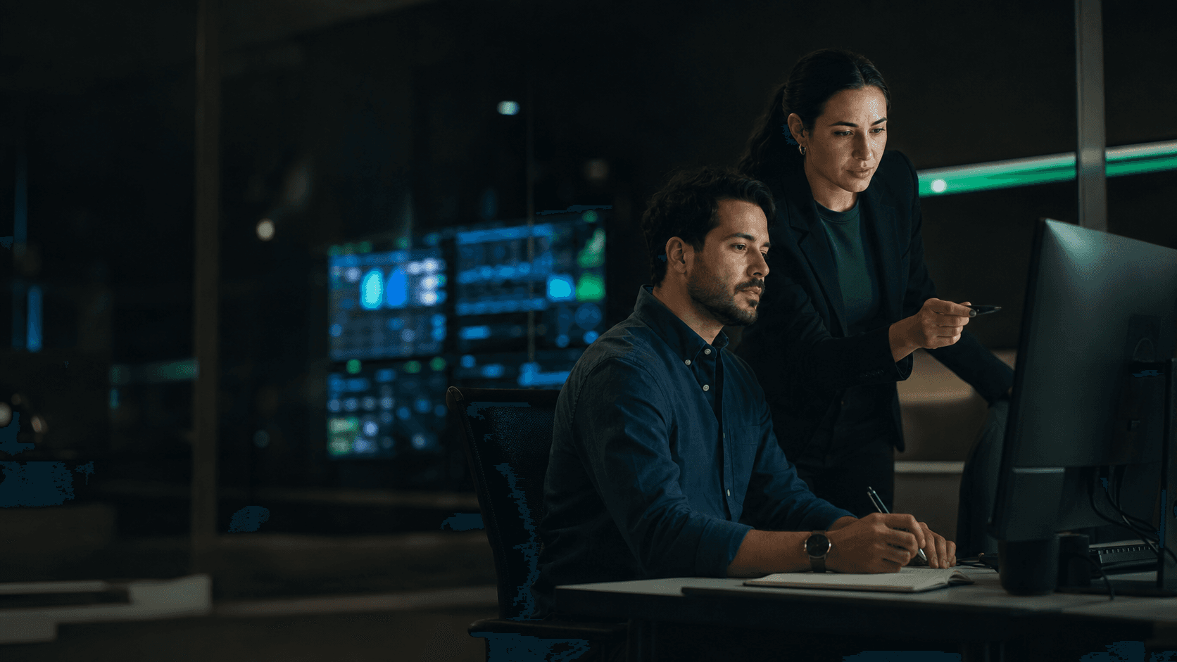Profissionais colaborando com recursos de inteligência artificial em uma operação